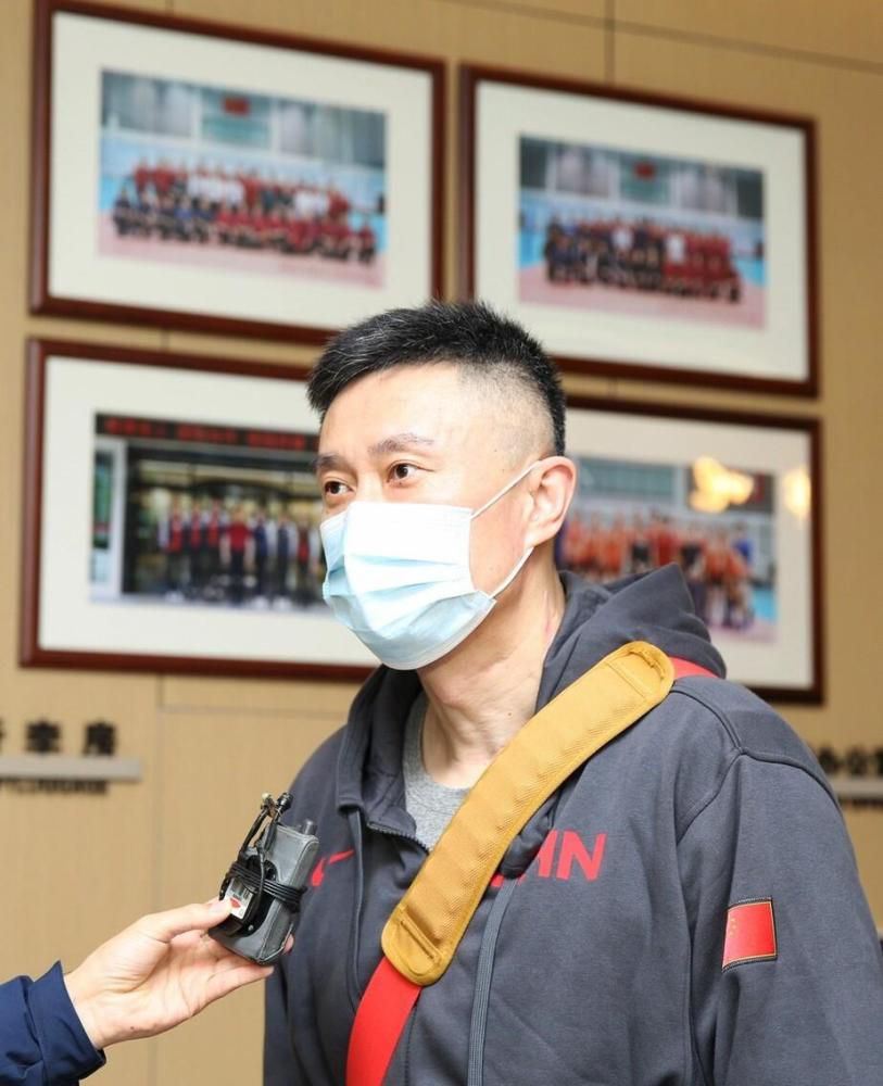 在一个揭幕仪式中，席中包罗很多主要人物，和一只未受约请的小白鲨，它由一个毛病的海口进进了公园的湖里，然后死了，它那３５尺年夜的母鲨为了它的小孩，制造了史无前例的年夜惊骇……