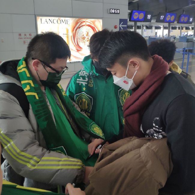 然后我跟爸一起开车走的时候，爸就问我能不能多搞一套，说是想送给韩阿姨。